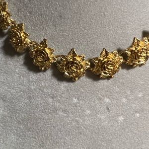 Gold tone, rosette links create this beautiful necklace
